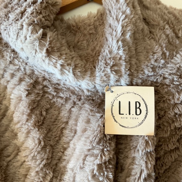 L.I.B.New York taupe faux fur Poncho OS - Picture 9 of 9